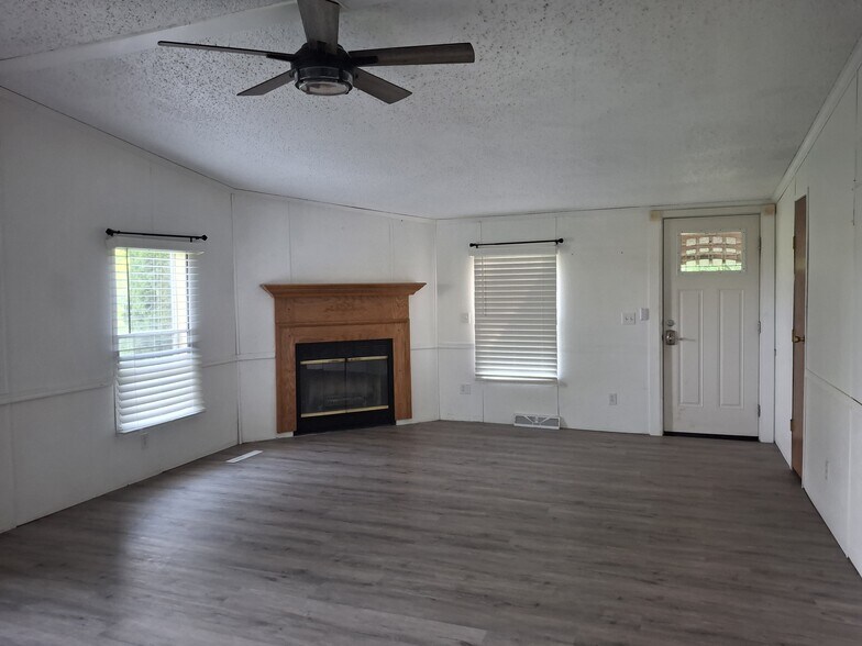 Living room - 3361 Coykendall Rd