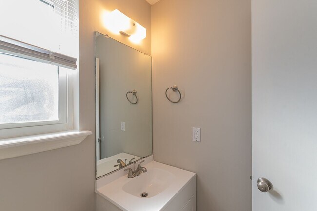 Building Photo - 2937 Dahlia Dr