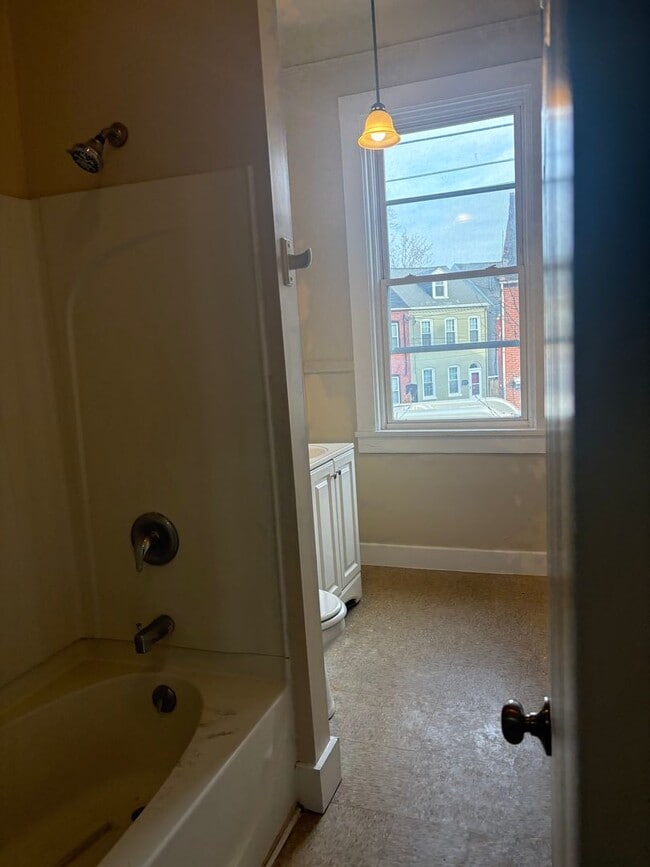 Building Photo - 344 S Queen St