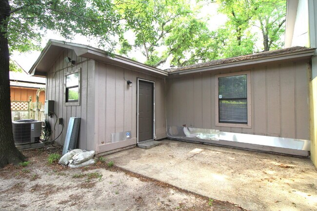 Building Photo - 2BR/1BA North Pensacola Home Near UWF with Fireplace, No Carpet & Fully Fenced Backyard