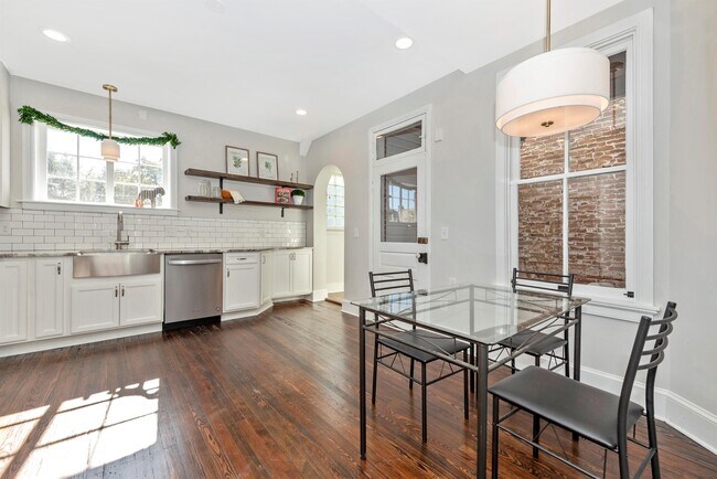 Building Photo - 6 W 4th St