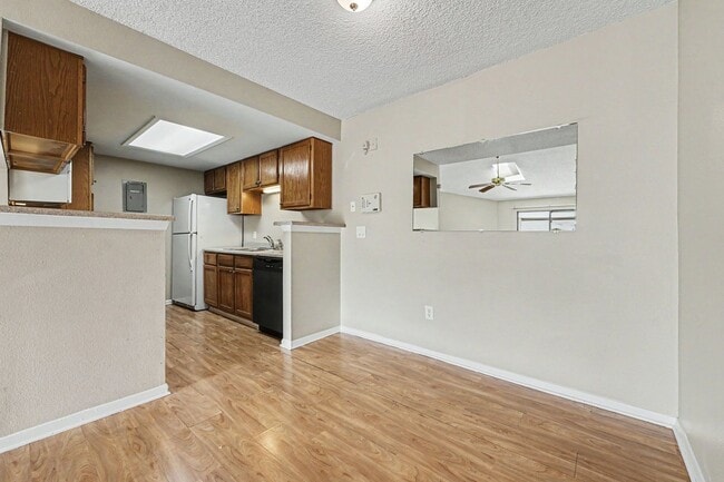 Building Photo - 2 bedroom 2 bathroom Top-Floor Condo with Balcony, Storage & Parking