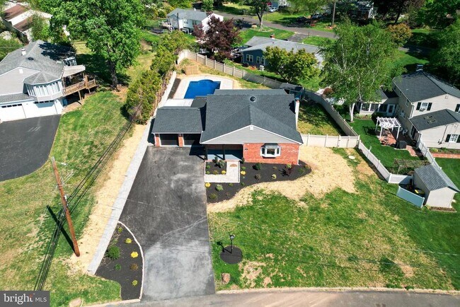 Building Photo - 248 Penncrest Dr