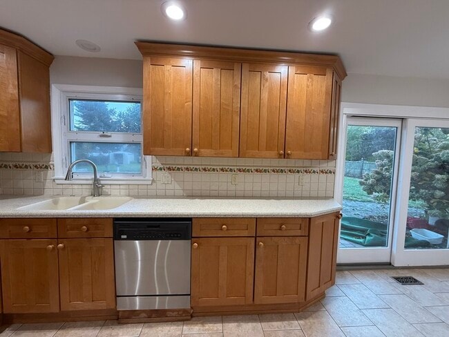 Building Photo - 16 Meadowview Dr
