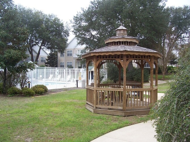 Building Photo - Second Floor Unit at The Oaks!