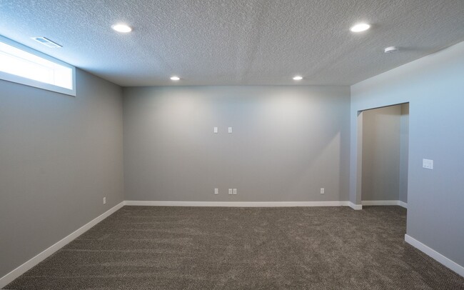 Building Photo - HUGE 4 Bed Home for Rent!