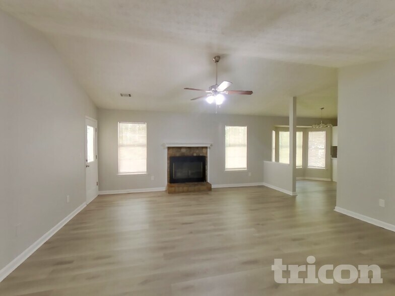 Building Photo - 270 Rosewood Dr