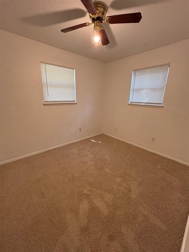 Building Photo - 744 N Markwell Ave