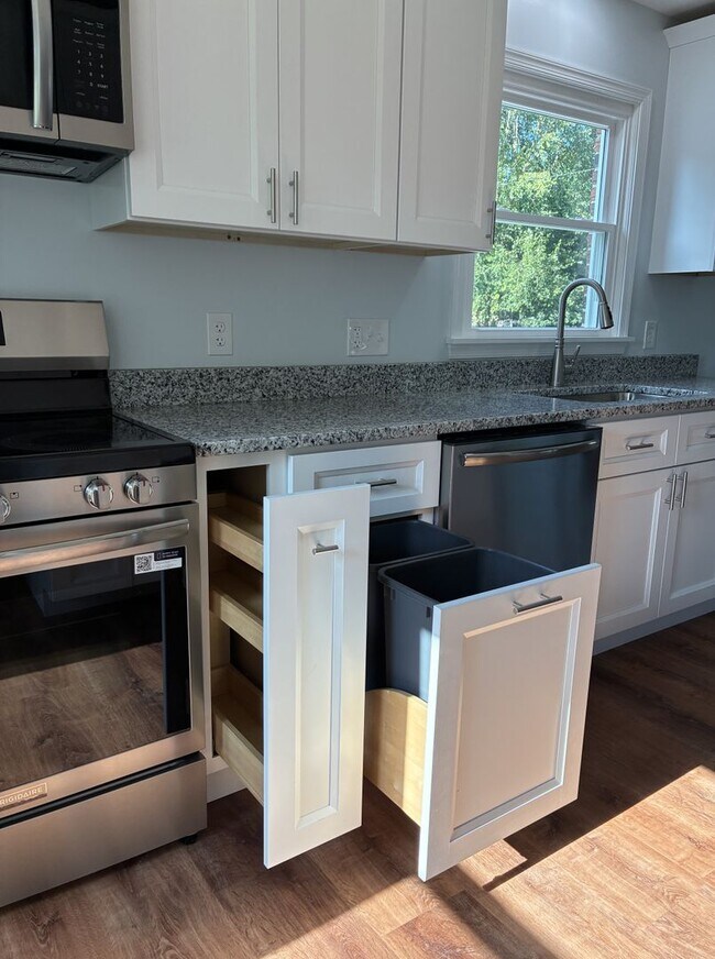 Building Photo - Spacious & Fully Renovated 4-Bedroom Home ...
