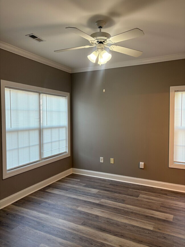 Building Photo - 2037 Silvercrest Dr