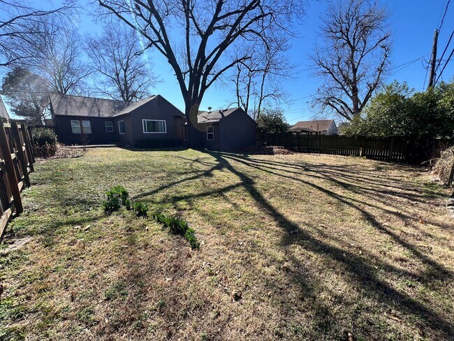 Building Photo - Beautifully renovated Midtown charmer