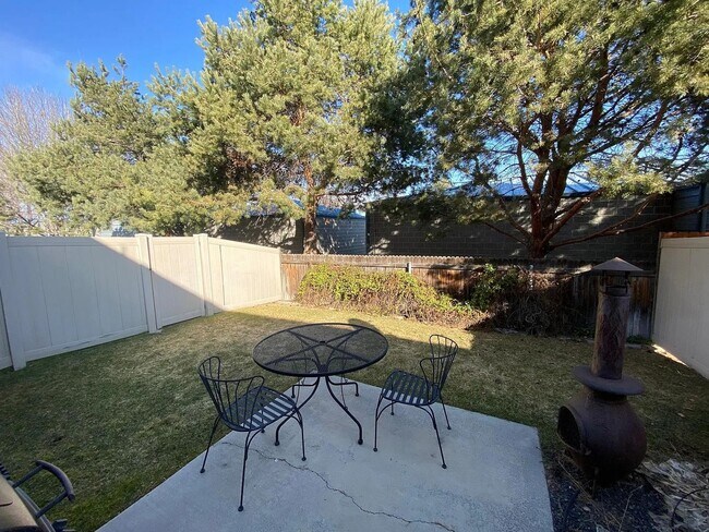 Building Photo - Beautiful home in quiet Pine Tree Village Community neighborhood