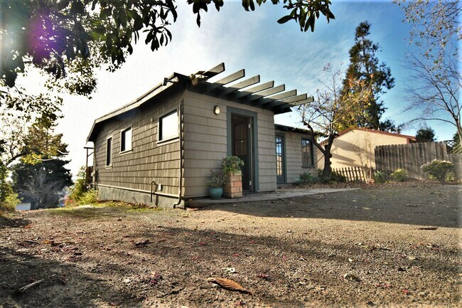 Building Photo - 6632 Simson St