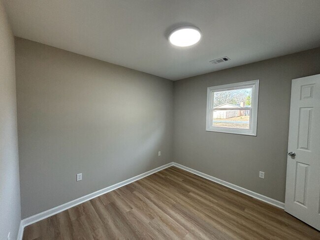 Building Photo - Home You’ll Love Coming Home To