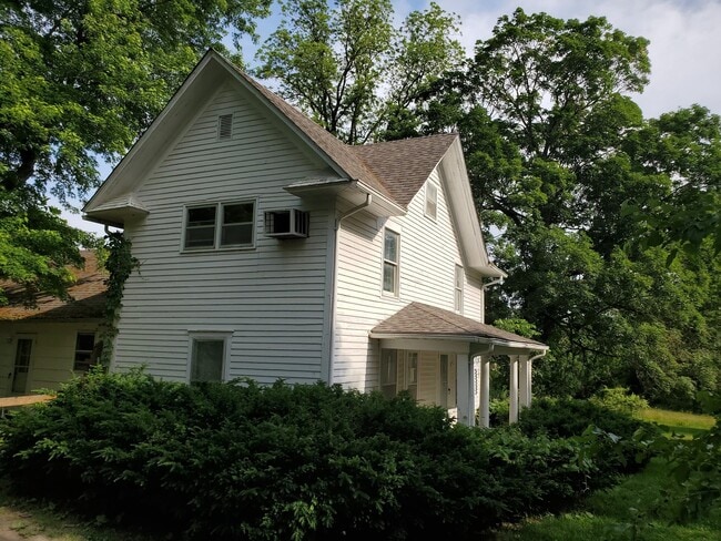 Building Photo - Older country home south of Columbia off O...