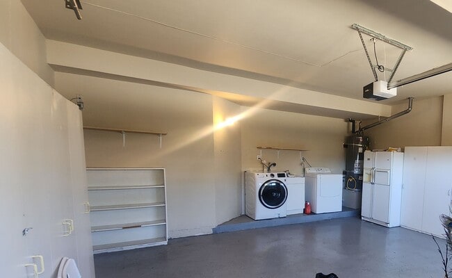 Building Photo - Amazing 2 story 4 bedroom home in Simi Val...