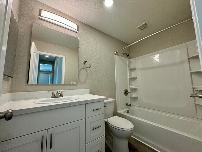 Building Photo - 3 bedroom 2 bath beautiful home in West Sac