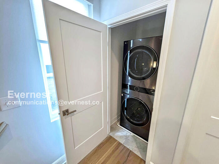 Building Photo - 1930 Herman St