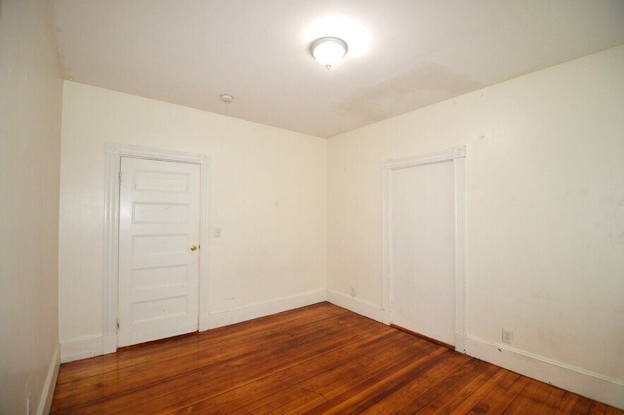 Building Photo - 10 Bucknam St