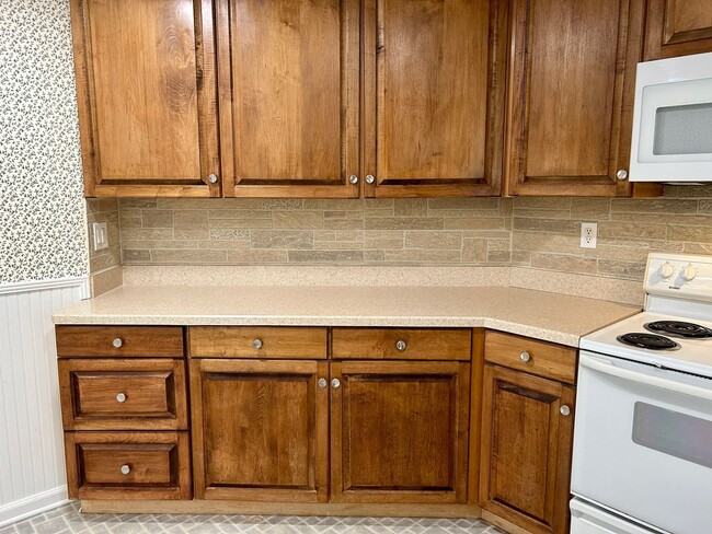 Building Photo - Weaverville - Clean and Tidy! Home Office,...