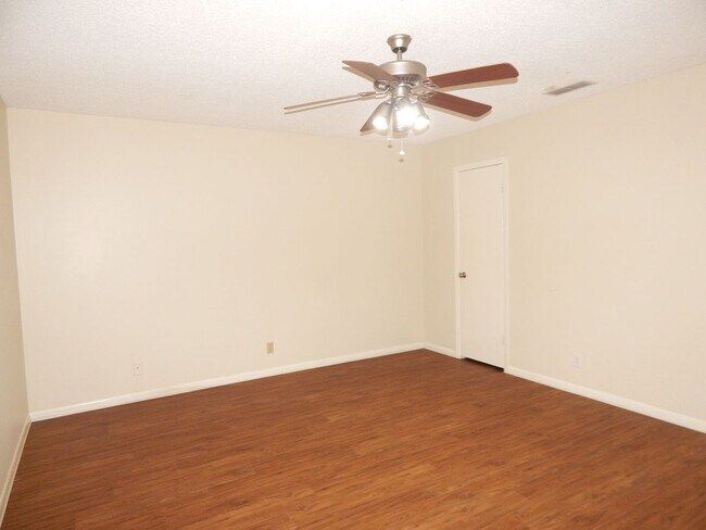 Building Photo - South Tyler, Beautiful 3 Bedroom, 2 Bath Home with RV Parking!