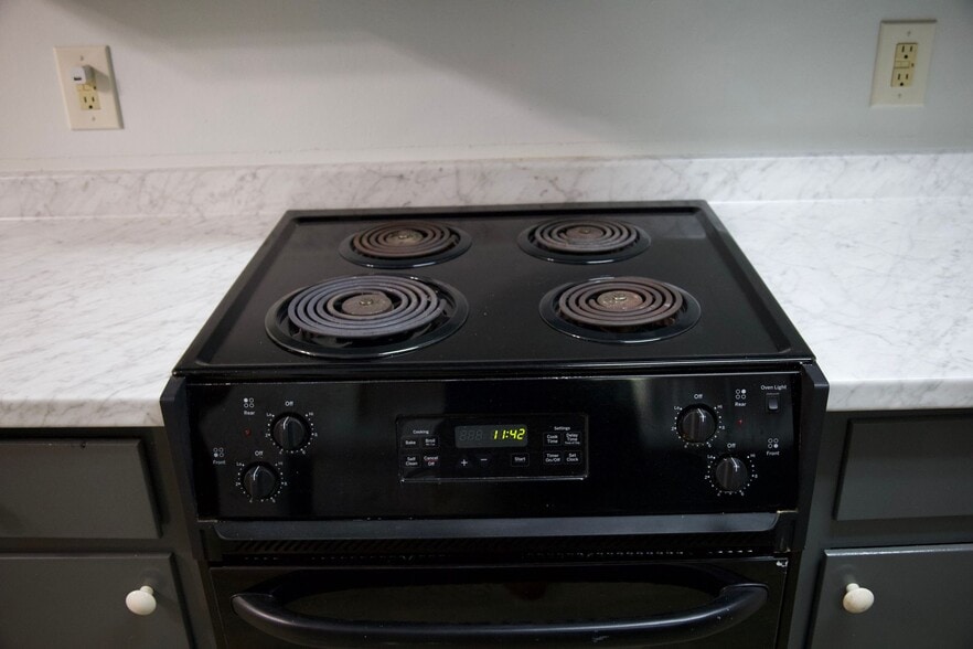 Stove - 171 Parkbrook Cir