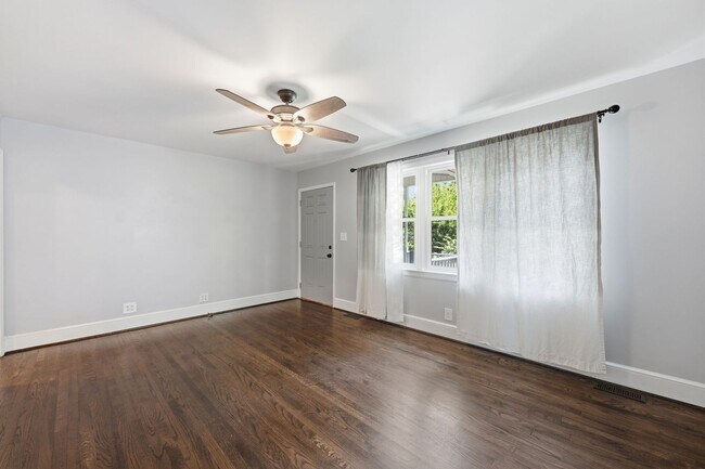 Building Photo - Beautifully Updated 3BR Home in an Established Burlington Neighborhood