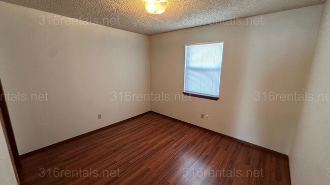 Building Photo - $795 - 2 bed 1 bath - Second floor Apartment