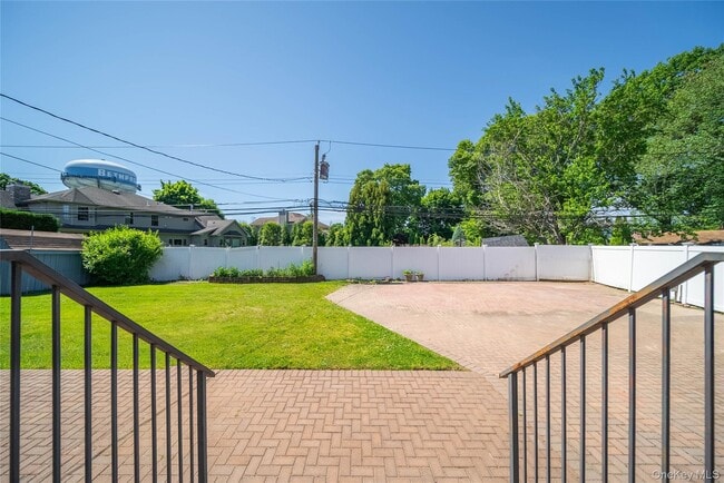 Building Photo - 6 Manor Dr