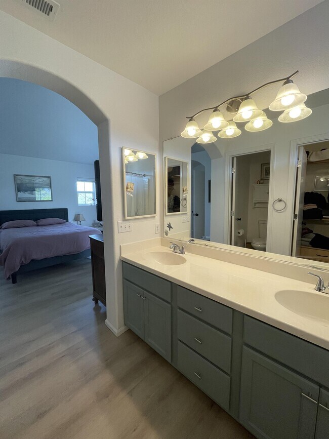 Building Photo - 1635 Hamlet Ln