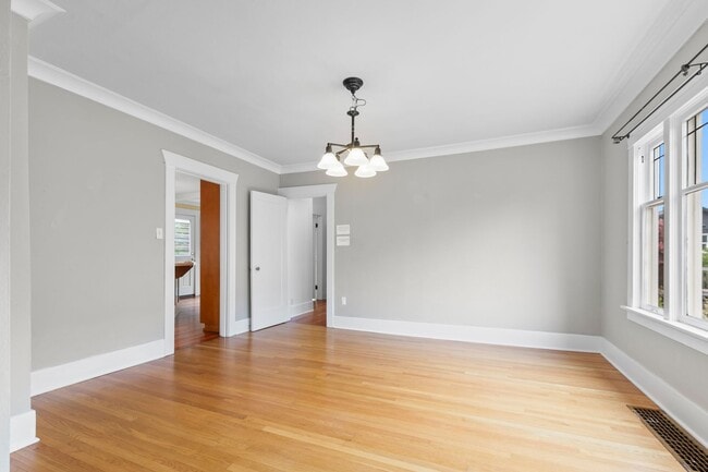 Building Photo - 5Bd/2Ba Seattle Home