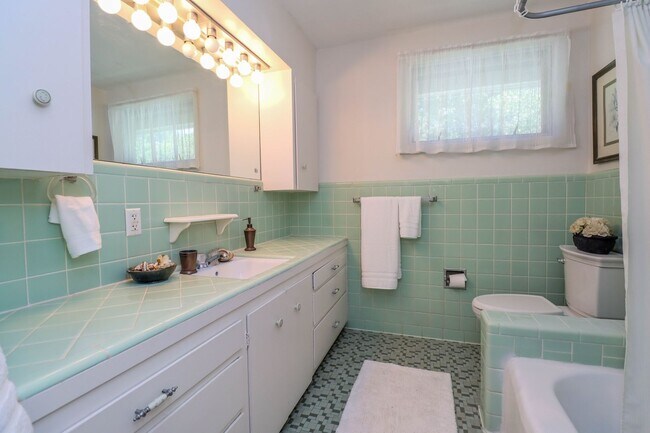 Building Photo - Immaculate Centrally located home!