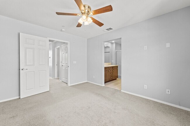 Building Photo - 2 Bedroom Townhome in the Lakepointe Community!