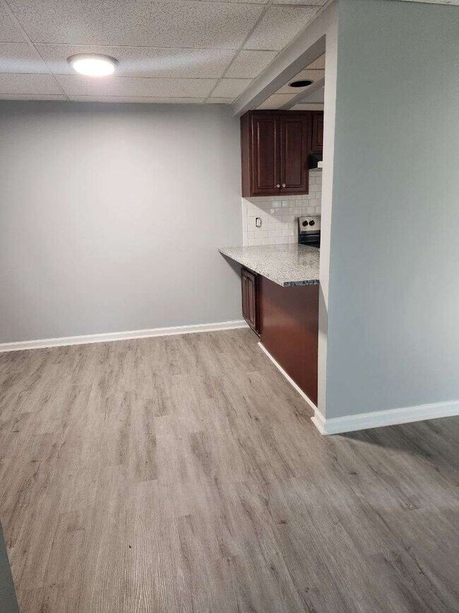 Building Photo - Renovated 1-Bedroom Apartment in Troy – Pe...