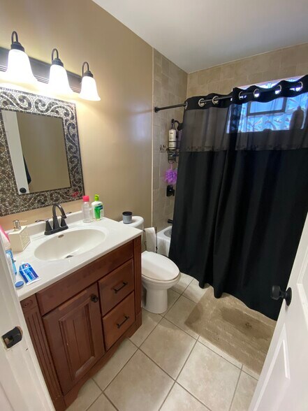 Building Photo - 3719 N Newcastle Ave