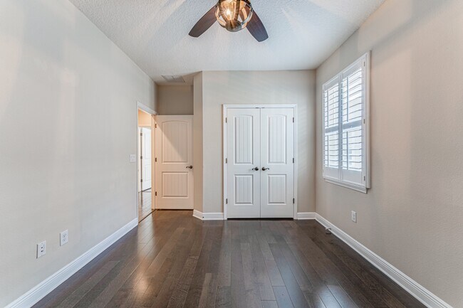 Building Photo - Stunning David weekly designed 3 BR+ OFFICE/ 2.5 BA / 2 Car executive townhouse in Hyde Park / So...