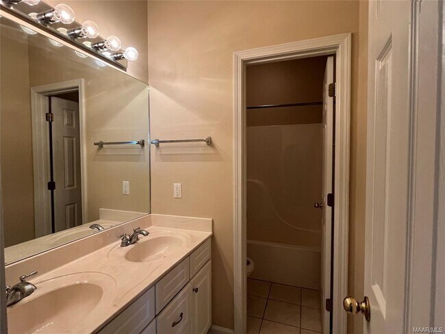 Building Photo - 8951 Alderwood Way