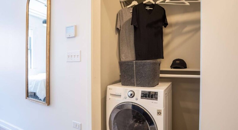 Building Photo - 98 W Chicago Ave