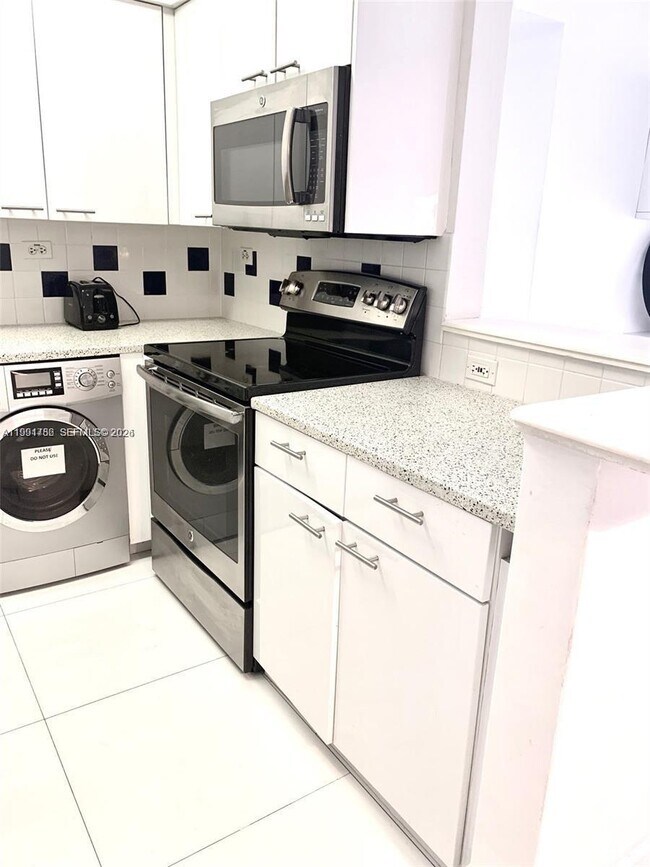 Building Photo - 1500 Bay Rd