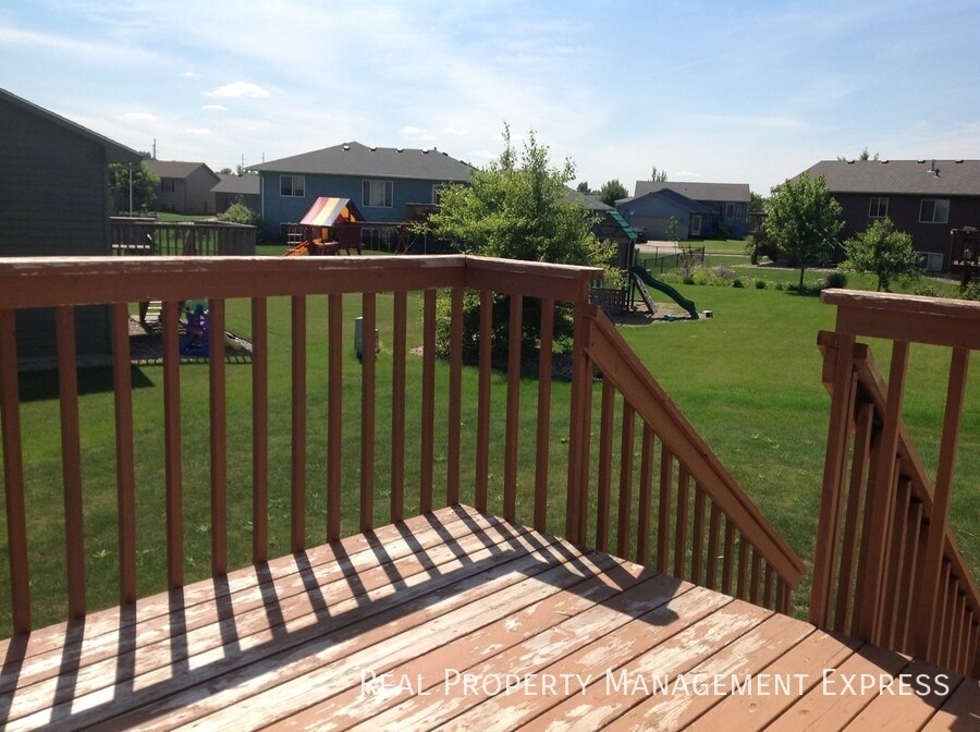 Building Photo - Beautiful 4 Bedroom 2 Bathroom Single Fami...