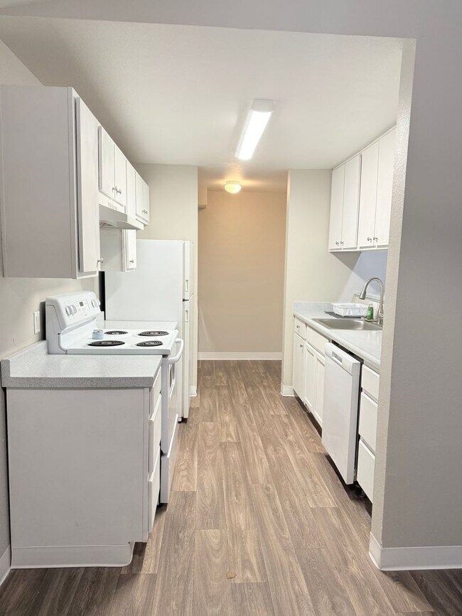 Building Photo - Top-Floor Living Starts Here! Apply by 7/11 get ONE MONTH FREE
