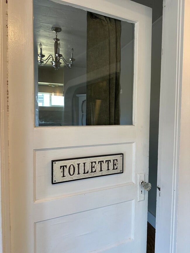 Building Photo - Charming 2 Bed / 2 Bath Home in Prime Westside Bend Location