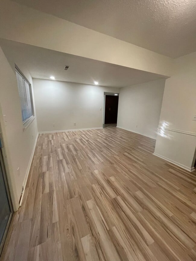 Building Photo - 3 bed - 1 bath - HUGE backyard