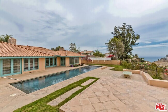 Building Photo - 401 Alma Real Dr