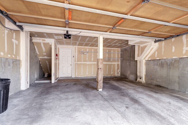 Building Photo - 2bed 2 bath townhome located in the Southp...