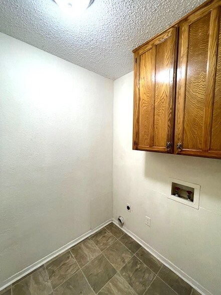 Building Photo - 2502 Comanche Trail