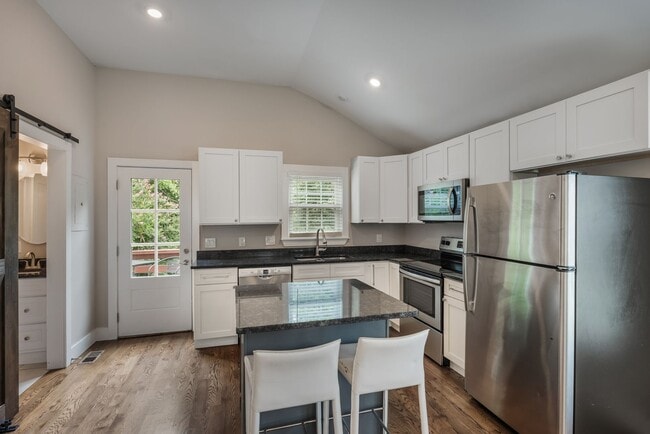 Building Photo - Charlotte Park/Nations bungalow home for r...