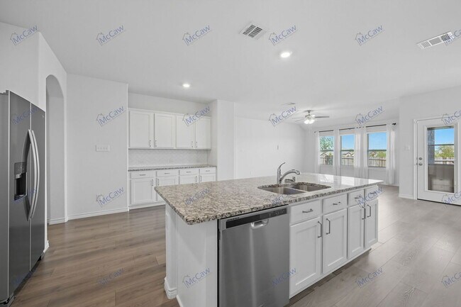 Building Photo - 3000 Llano Rd