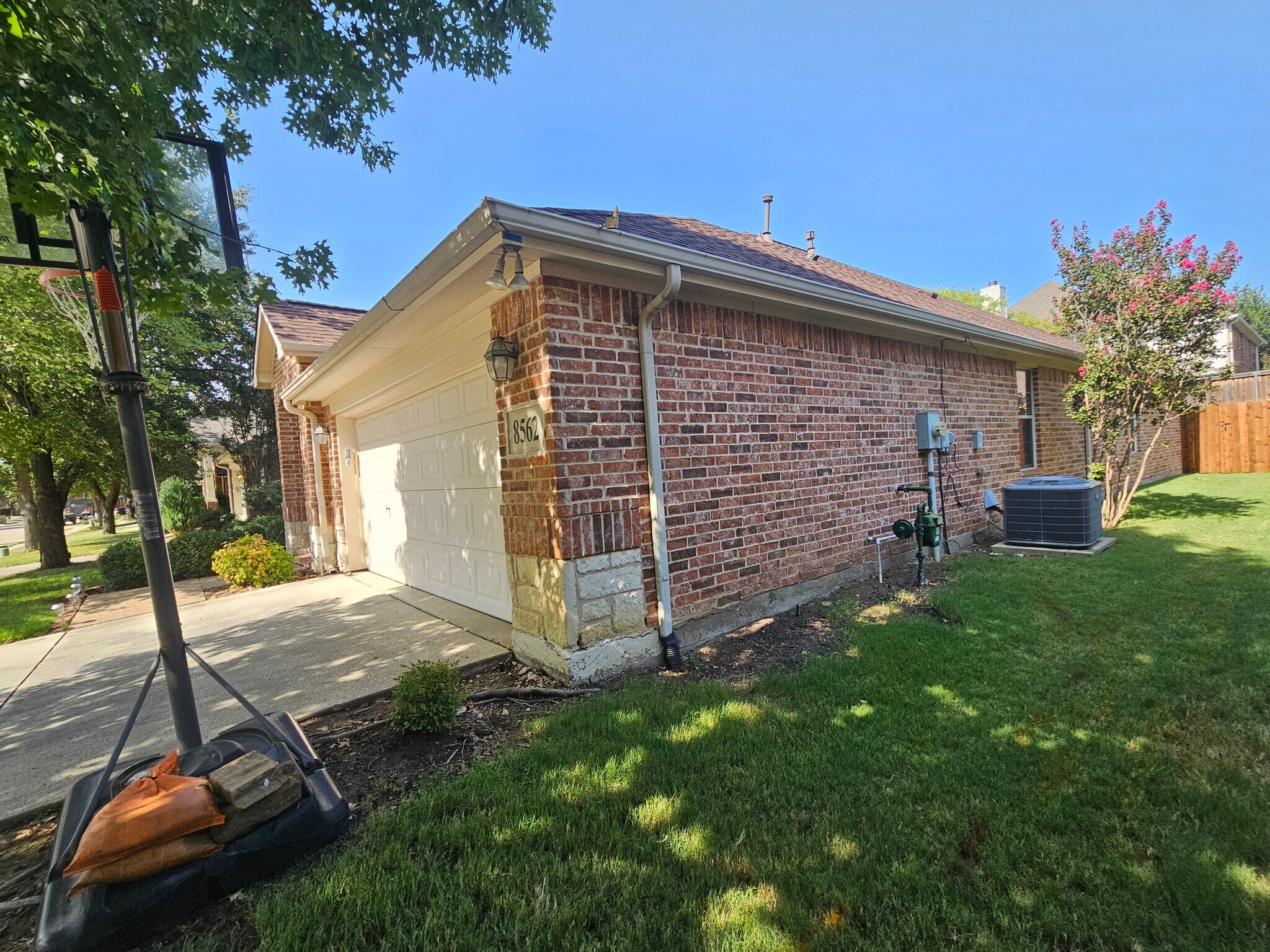 Building Photo - 8562 Robertson Dr