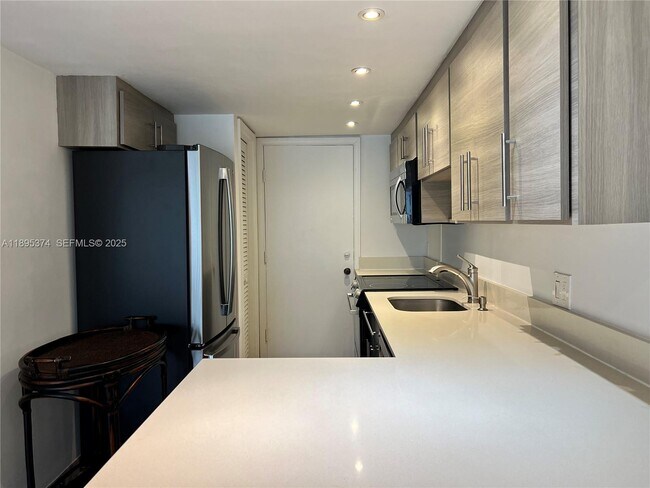 Building Photo - 555 Crandon Blvd